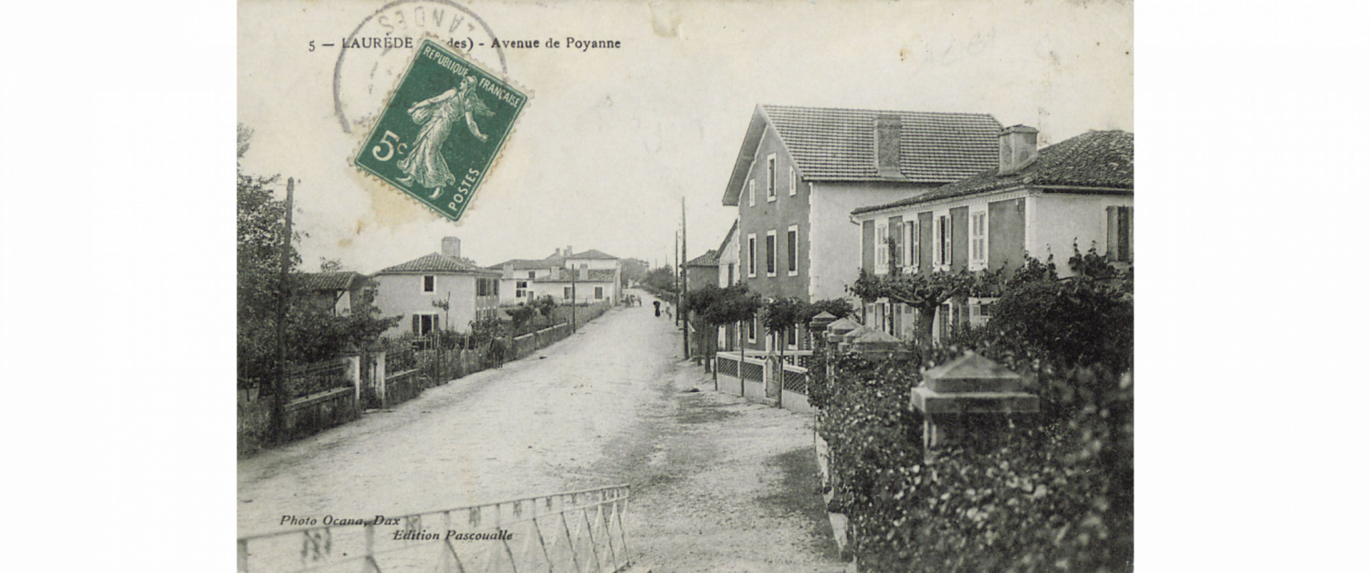 Photo en noir et blanc de l'avenue de Poyanne, prise depuis le parvis de l'église.