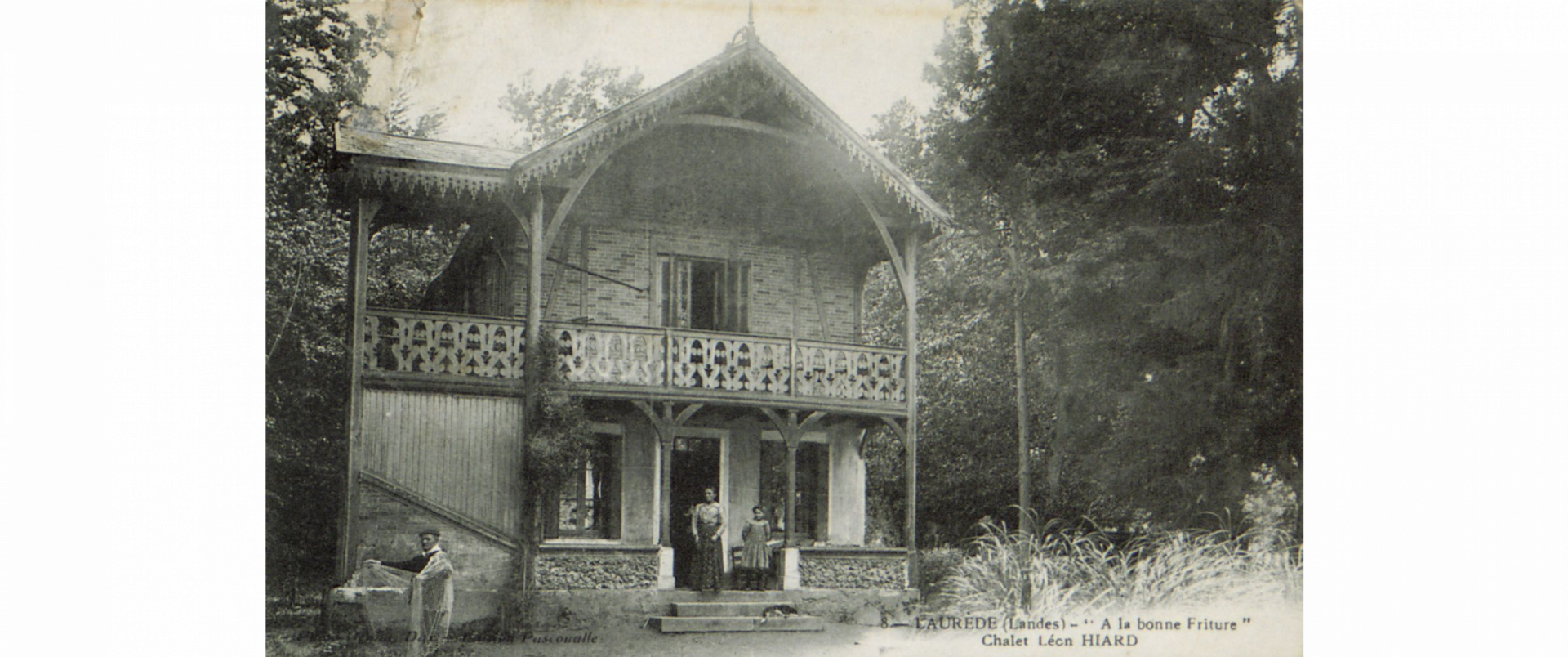 Photo en noir et blanc du Chalet Léon HIARD. Ce chalet est situé en bord d'Adour, à l'ancien port de Laurède.